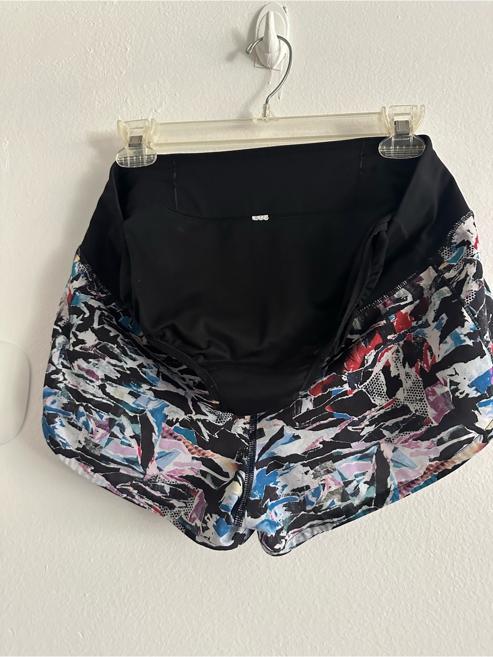 Lululemon speed Shorts with Colorful Abstract Print size 8 - Picture 4 of 6